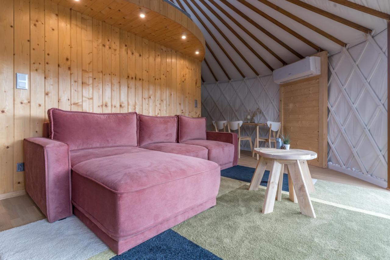 Gorski Glamping - Caloroczne Jurty Z Widokiem Tylmanowa Esterno foto