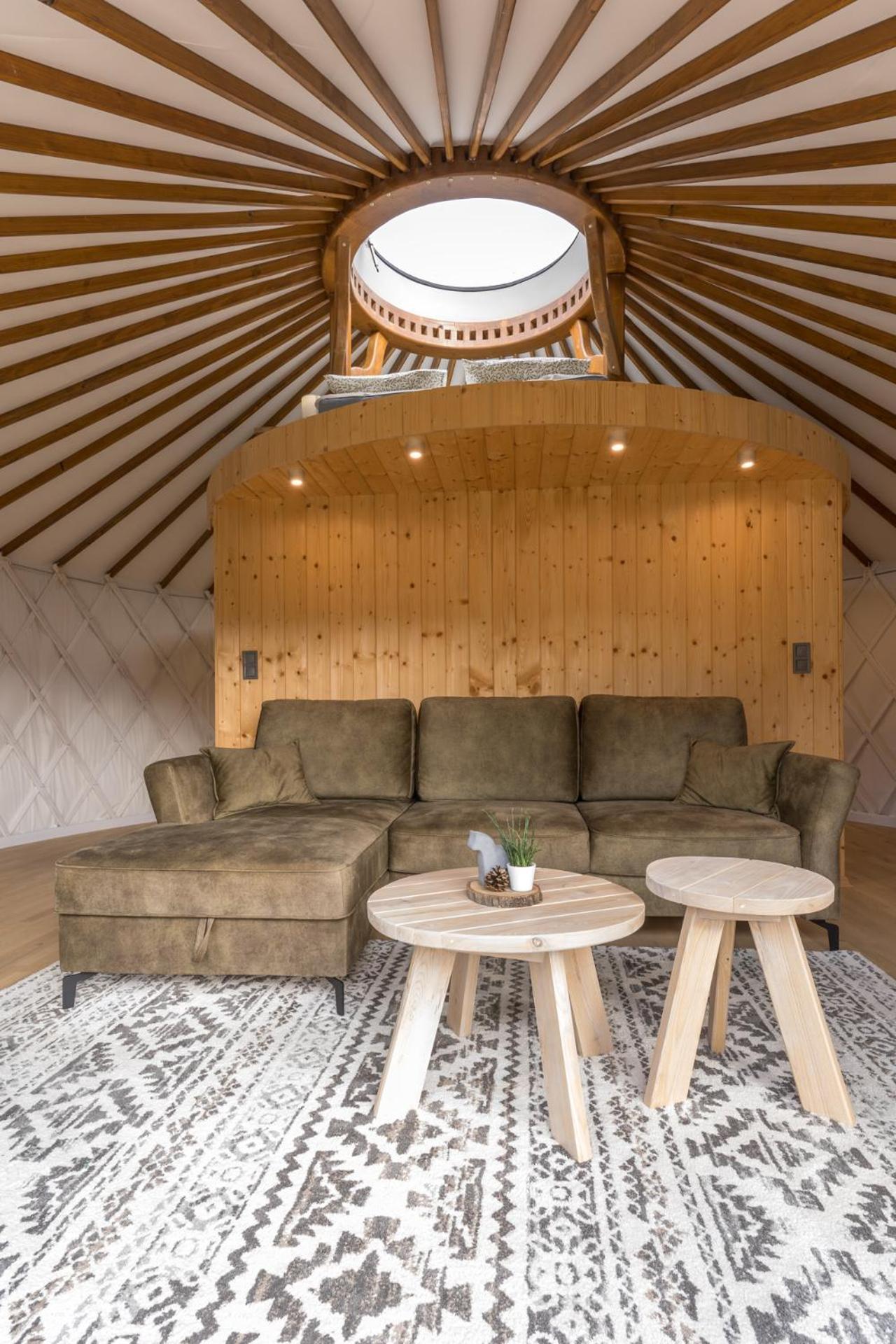 Gorski Glamping - Caloroczne Jurty Z Widokiem Tylmanowa Esterno foto